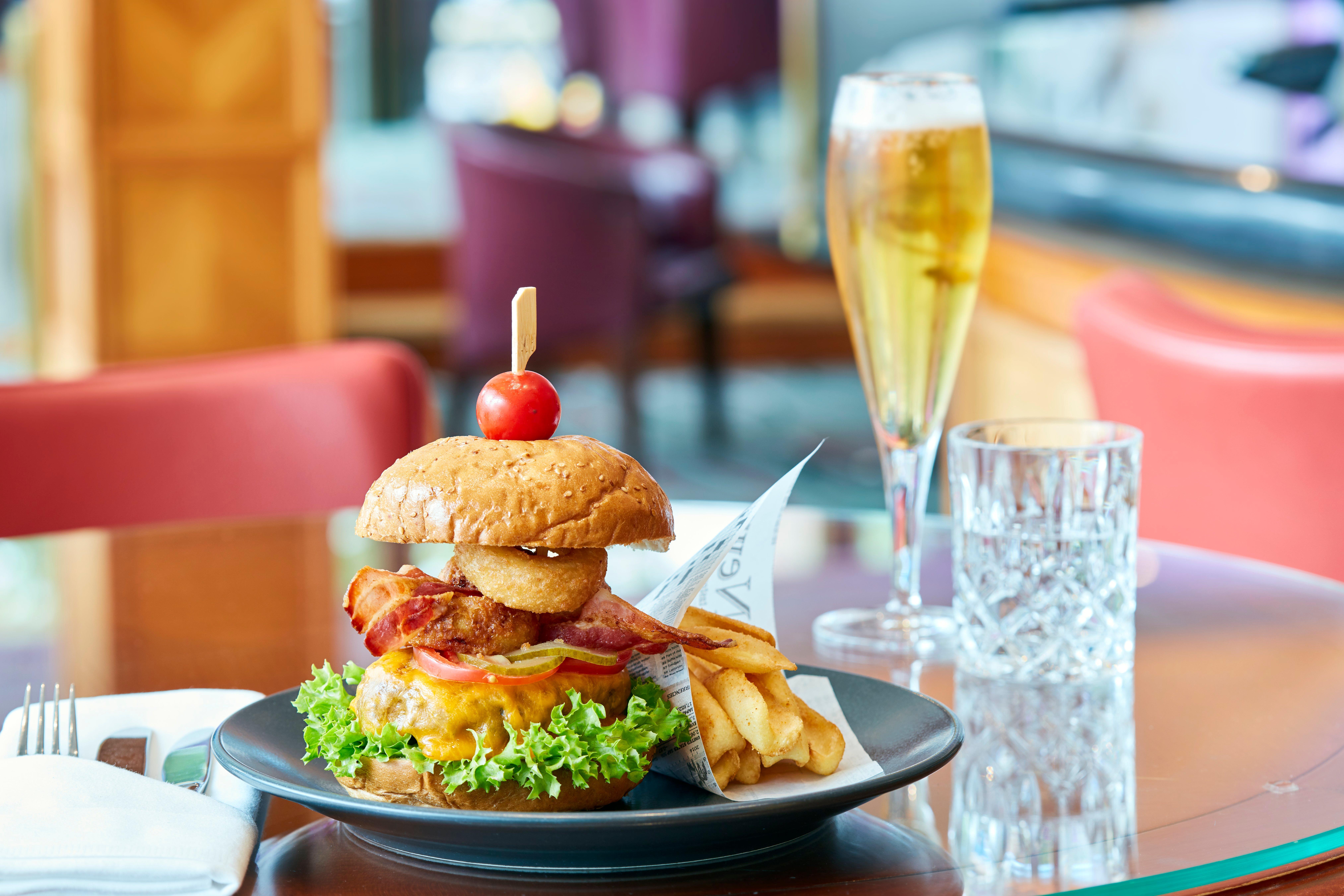 Hotel Intercontinental Berlin By Ihg Esterno foto A hamburger with chips and a glass of champagne
