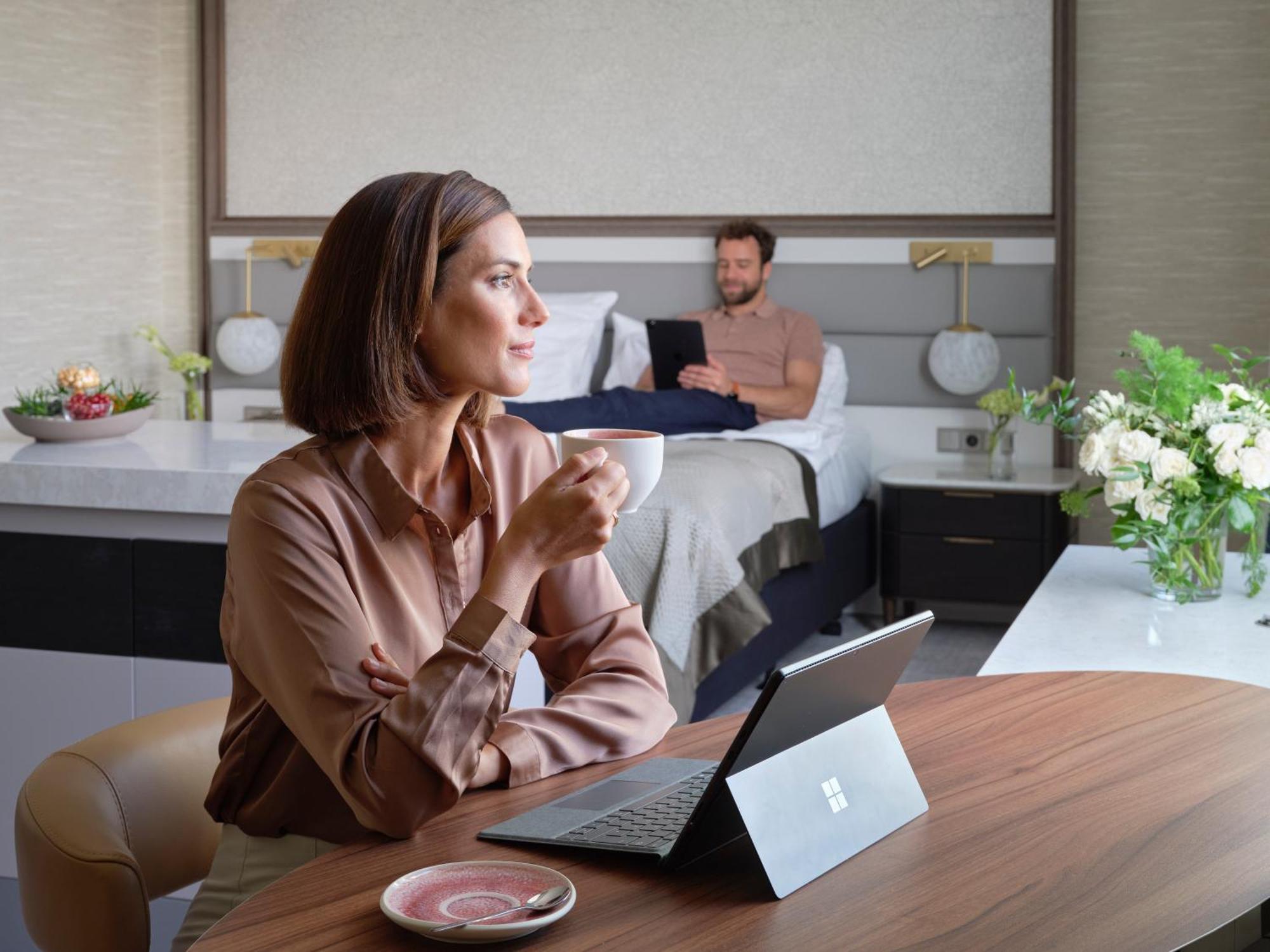 Hotel Intercontinental Berlin By Ihg Esterno foto A woman using a Microsoft Surface Pro 4