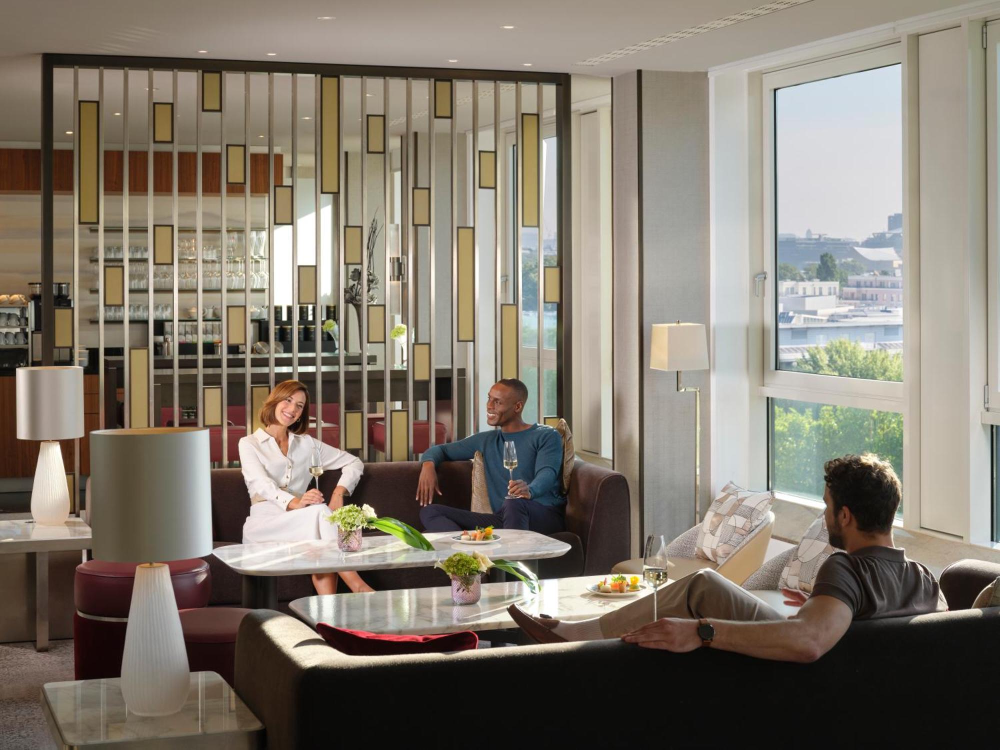 Hotel Intercontinental Berlin By Ihg Esterno foto The lounge at the airport